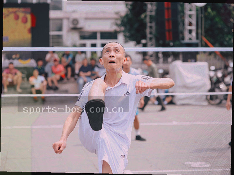 海滨球场与远处船只的剪影，海面有反光